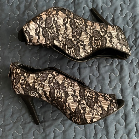 Cato Beautiful blk lace w/cream open toe - Picture 2 of 6